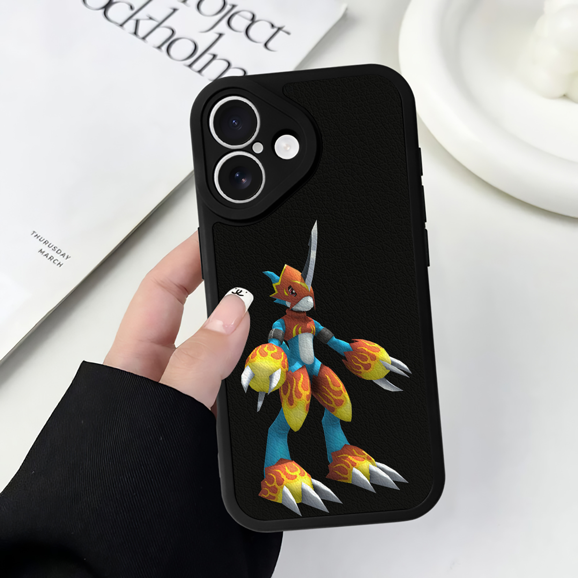 （画像用） Digimon デジタルモンスター/デジモン 【iPhone 16シリーズ対応】シリコンスマホケース（レザー調） 材質：シリコン